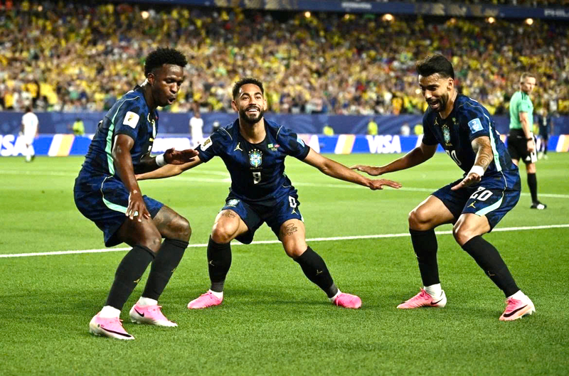 Brazil và Morocco đang chiếm ưu thế, nhưng Scotland vẫn còn hy vọng nếu tạo bất ngờ.