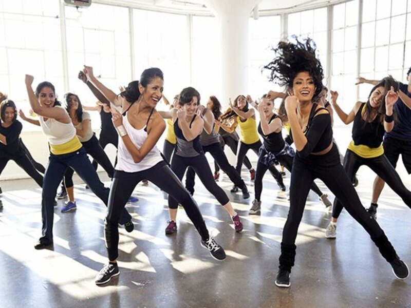 Aerobic là hình thức vận động theo nhạc, kết hợp nhịp thở và các động tác toàn thân giúp cơ thể linh hoạt hơn.