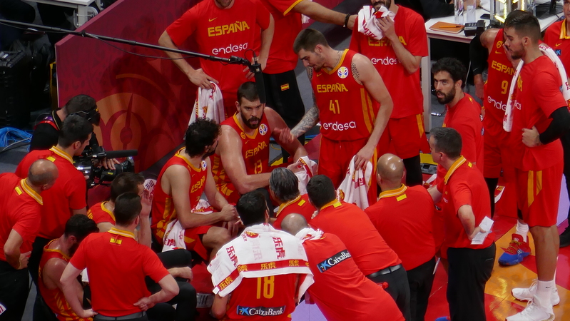 Các thuật ngữ như quarter, halftime, overtime và timeout giúp người xem hiểu trận đấu dễ hơn.