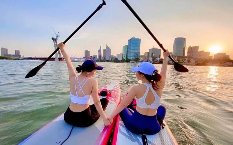 Chèo thuyền Kayak mang đến trải nghiệm khám phá sông nước chủ động, nhẹ nhàng và gần gũi với thiên nhiên. 