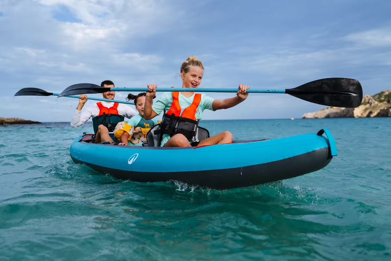 Chèo thuyền Kayak giúp vận động thân trên, tăng sức bền và mang lại cảm giác thư giãn giữa thiên nhiên.