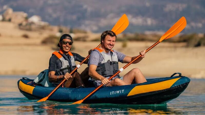 Ngồi thẳng lưng, thả lỏng vai và giữ trọng tâm ổn định giúp thuyền Kayak cân bằng hơn.