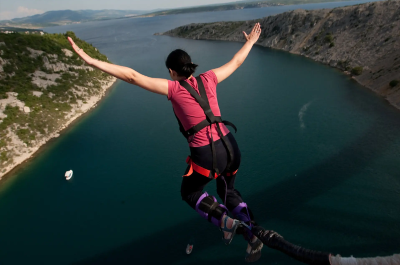 Nhảy Bungee là trải nghiệm rơi tự do từ độ cao với dây đàn hồi chuyên dụng, mang lại cảm giác mạnh đầy phấn khích. 