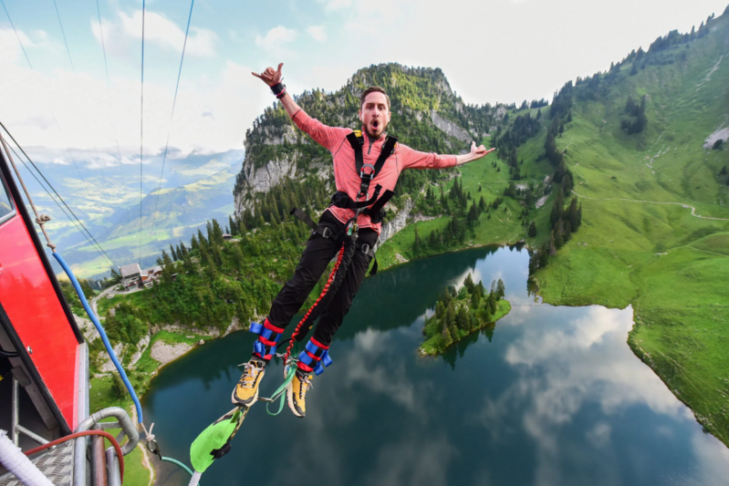 Bungee là lựa chọn đáng thử cho những ai yêu thích du lịch mạo hiểm và muốn có kỷ niệm khó quên. 