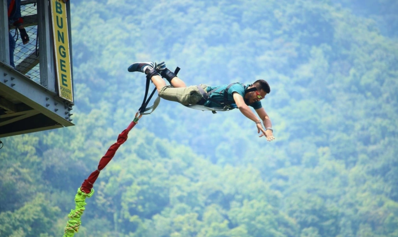 Nhảy Bungee có rủi ro nếu tổ chức thiếu chuyên nghiệp, nhưng sẽ an toàn hơn khi tuân thủ quy trình và chọn đơn vị uy tín. 