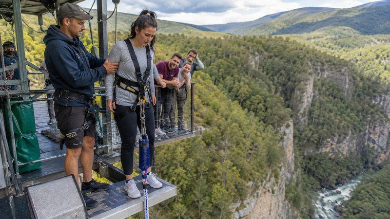 Lần đầu nhảy Bungee sẽ bớt căng thẳng hơn nếu bạn chọn độ cao vừa phải, đi cùng bạn bè và tập trung nghe hướng dẫn. 
