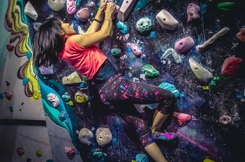 Hình thức leo khối đá (Bouldering) đòi hỏi sự khéo léo, sức mạnh bùng nổ mà không cần dây bảo hiểm.