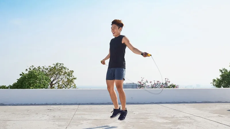 Tập nhảy dây đều đặn hỗ trợ săn chắc các nhóm cơ bắp chân, đùi và cải thiện hệ tim mạch.