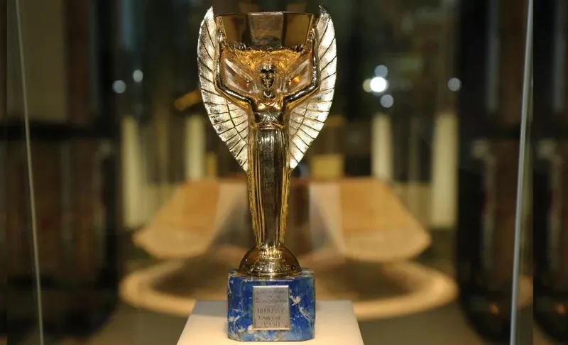Chiếc cúp Jules Rimet danh giá – biểu tượng chiến thắng của các kỳ World Cup sơ khai.