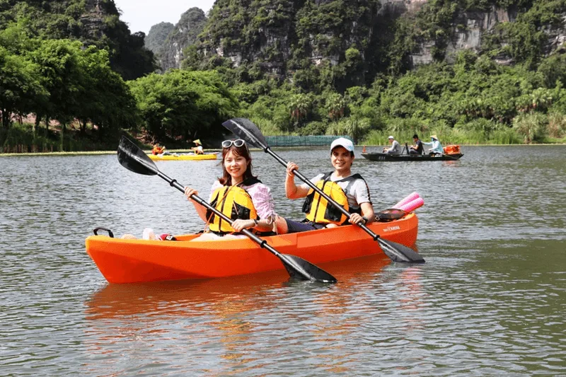 Xoay vùng cơ bụng và cơ lưng khi kéo chèo giúp thuyền lướt nhanh mà không tốn nhiều sức tay.