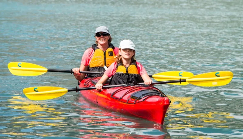 Thuyền kayak ban đầu được người Inuit sáng tạo từ khung gỗ và da hải cẩu để phục vụ săn bắt.