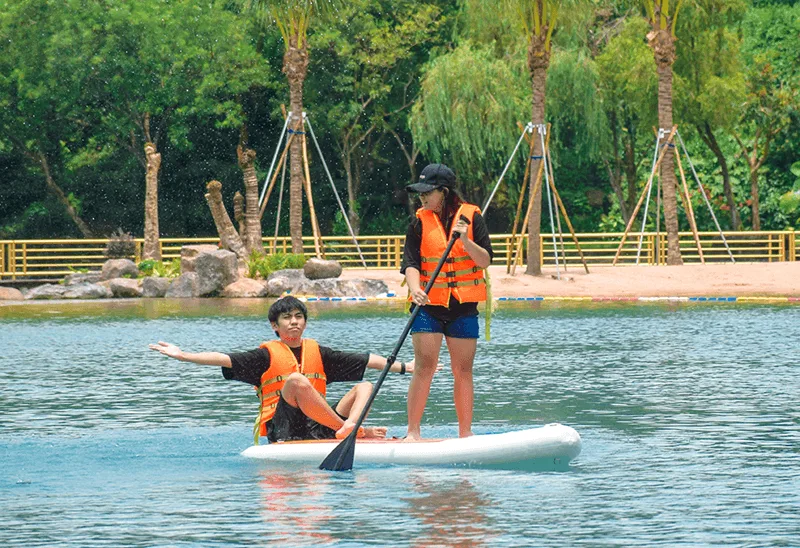 Luôn mặc áo phao và đeo dây an toàn leash khi chèo thuyền SUP.