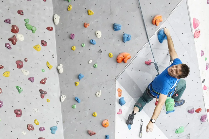 Khu vực tập luyện bouldering với hệ thống thảm bảo vệ an toàn bên dưới.