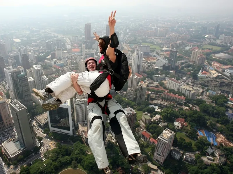 Base Jumping là môn nhảy dù từ các vật thể cố định trên cao