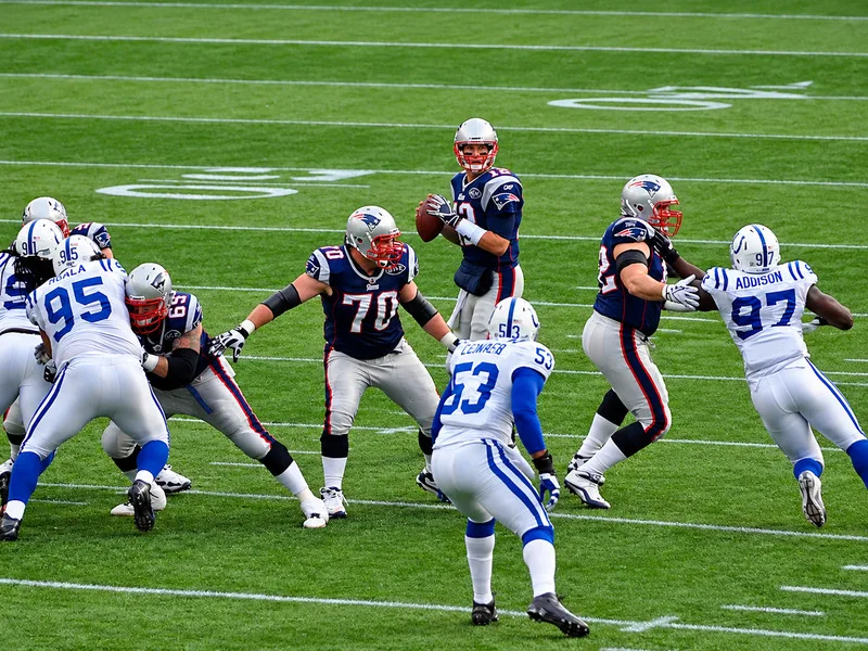 Chiến thuật bóng bầu dục đòi hỏi sự phối hợp giữa quarterback và đồng đội