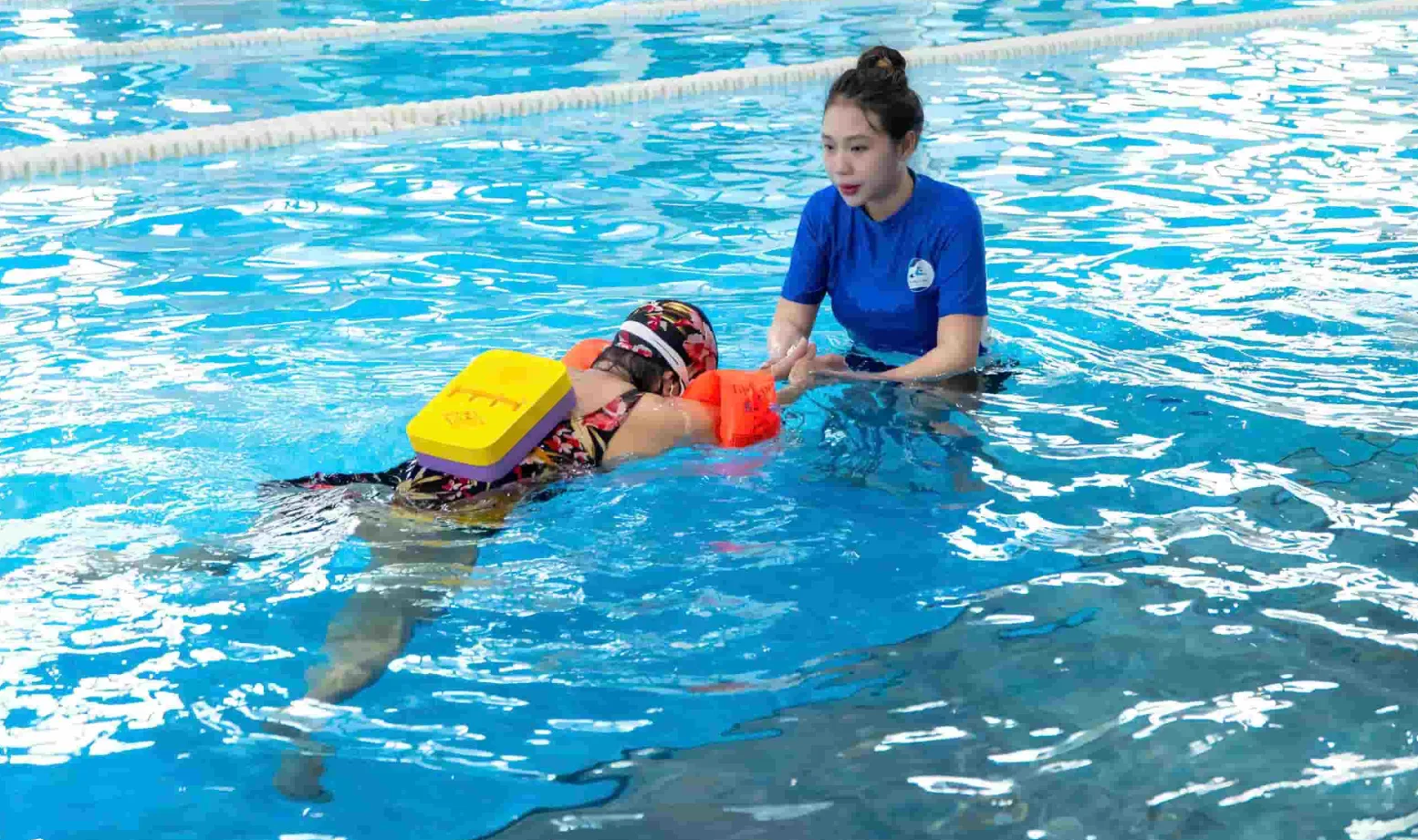Học bơi an toàn nên bắt đầu tại hồ có huấn luyện viên và cứu hộ