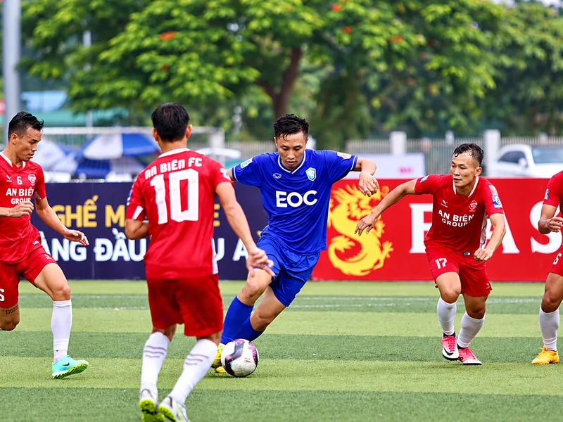 Lựa chọn sơ đồ chiến thuật sân 7 dựa trên nhân sự thực tế.